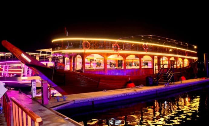 رحلة بحرية على طول قناة دبي المائية 